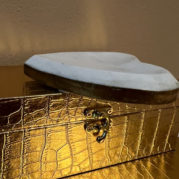 The Royal Standard White Marbled Heart-Shaped Jewelry Holder - Picture 4 of 5